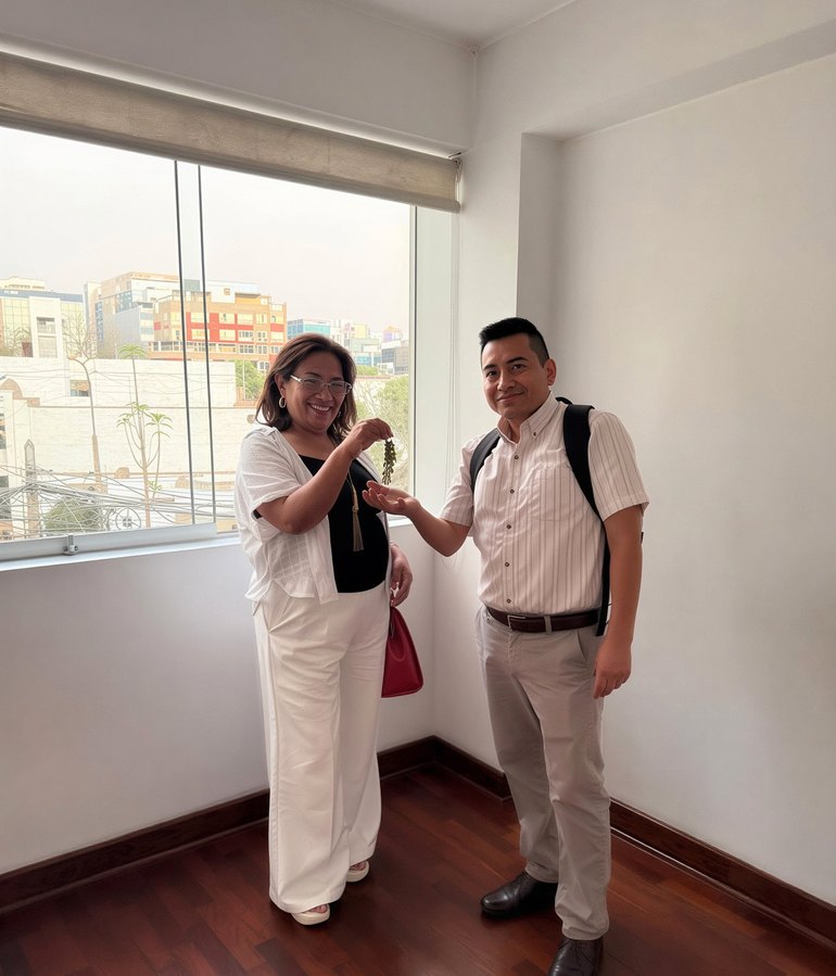 Carmen Antón entregando las llaves a un cliente
