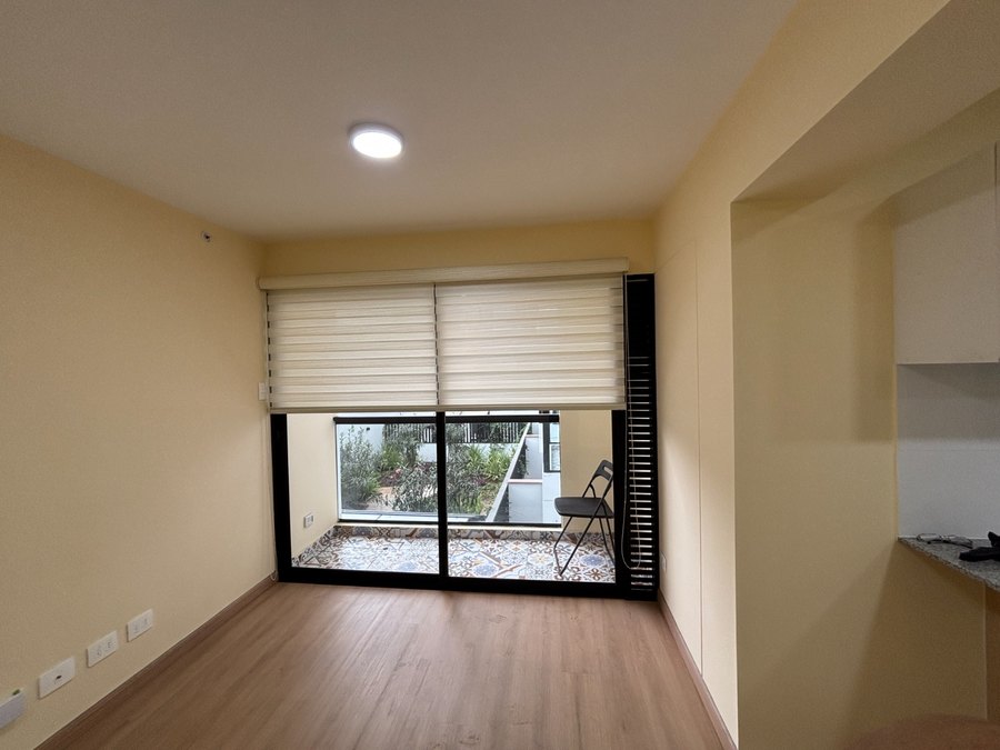 Sala-comedor con balcón en un departamento de Lima