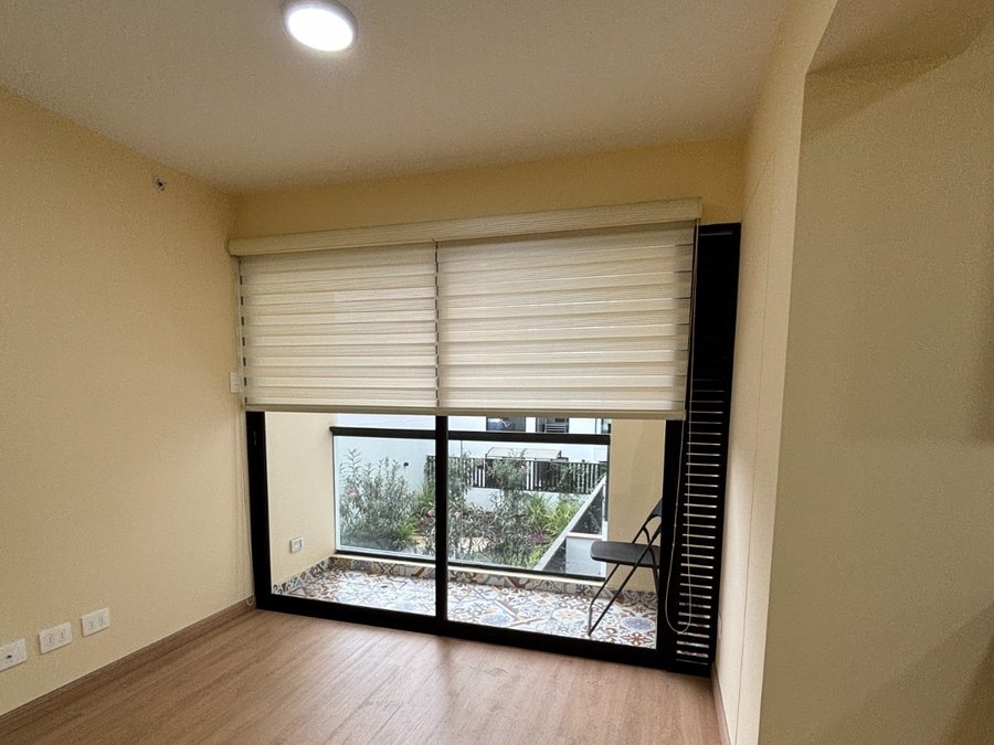 Ambiente iluminado con piso laminado