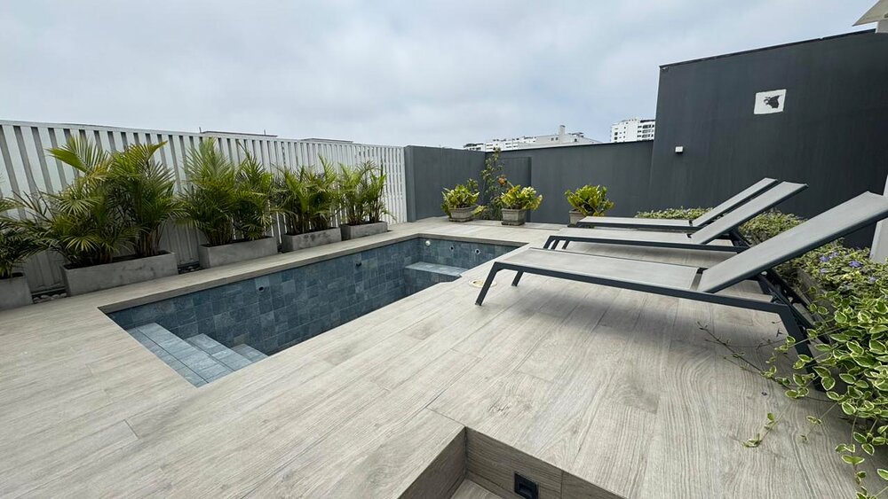 Terraza con piscina en un edificio de San Isidro
