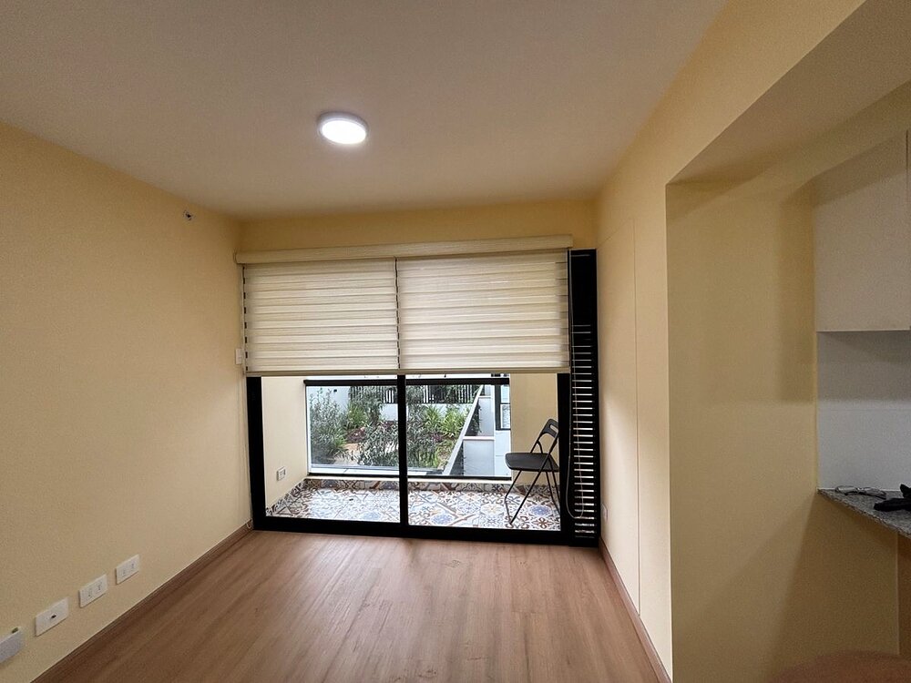 Sala con ventanal en un departamento de Jesús María